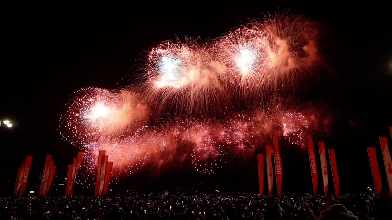 2I1G19WXGXS9ENR38EDZ - 🌍NewspaperAmigo – Your Global News Buddy 🗞️ Moscow Lights Up to Mark 80th Anniversary of Soviet WWII Victory 🌟🎆 video poster