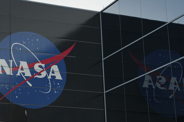 🚀💸 Trump’s 2026 Space Budget Slashes Moon Missions, Bets Big on Mars 🚀💸 Trump’s 2026 Space Budget Slashes Moon Missions, Bets Big on Mars