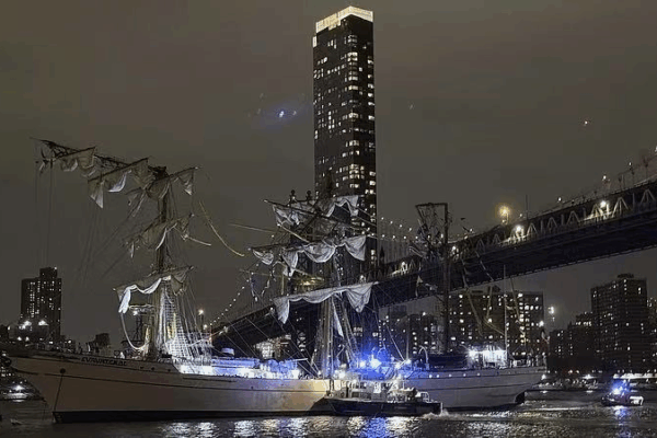 Mexican Navy Ship Collides with Brooklyn Bridge 🚢🌉 Mexican Navy Ship Collides with Brooklyn Bridge 🚢🌉 video poster