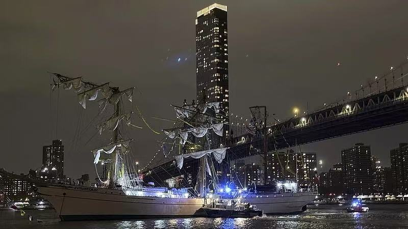 Mexican Navy Ship Collides with Brooklyn Bridge 🚢🌉 video poster