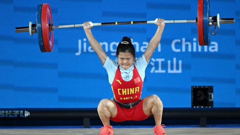 Zhao Jinhong Smashes Weightlifting World Records at Asian Championships 🏋️♀️💥 Zhao Jinhong Smashes Weightlifting World Records at Asian Championships 🏋️♀️💥