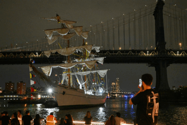Mexican Navy Ship Collides with Brooklyn Bridge: 2 Dead 🚢💥 Mexican Navy Ship Collides with Brooklyn Bridge: 2 Dead 🚢💥