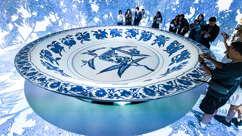 8C0N4VFY24B1J2FHUXTZ - 🌍NewspaperAmigo – Your Global News Buddy 🗞️ Ancient Meets Digital: Palace Museum Exhibition Lights Up Hong Kong 🏯✨