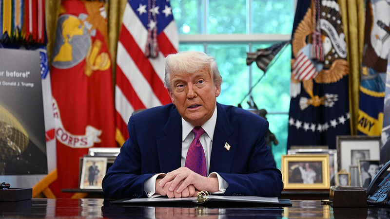 Trump's Approval Rating Dips as Economic Concerns Loom 🇺🇸📉