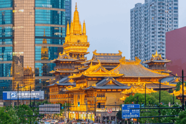 Shanghai’s Jing’an Temple Lights Up the Night 🌟🏯 Shanghai’s Jing'an Temple Lights Up the Night 🌟🏯