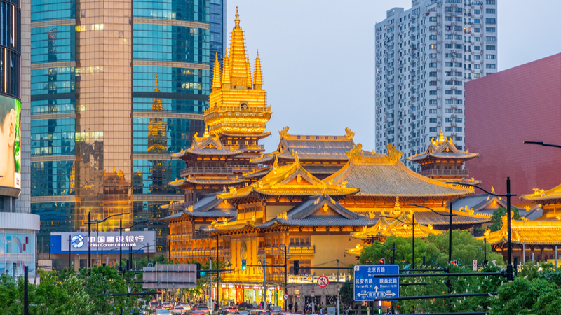 A4YKPD8YV22IYS2823UN - 🌍NewspaperAmigo – Your Global News Buddy 🗞️ Shanghai’s Jing'an Temple Lights Up the Night 🌟🏯