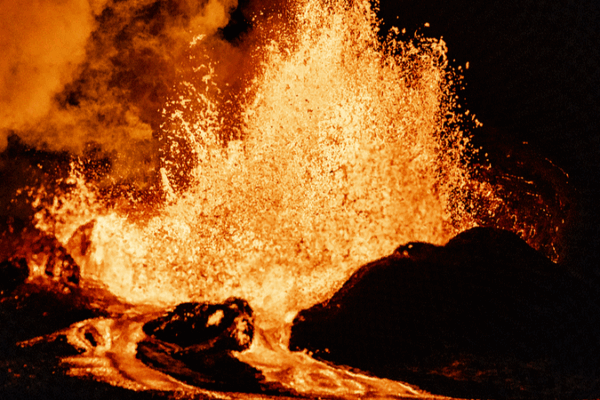 Hawaii’s Kilauea Volcano Erupts Again! 🌋 Lava Fountains Reach 1,000 Feet 🚨 Hawaii’s Kilauea Volcano Erupts Again! 🌋 Lava Fountains Reach 1,000 Feet 🚨 video poster