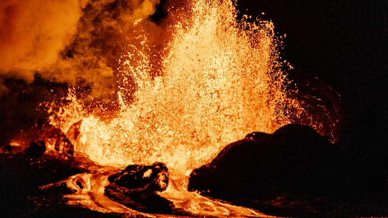 D1762VVLC571DIZIBD2S - 🌍NewspaperAmigo – Your Global News Buddy 🗞️ Hawaii’s Kilauea Volcano Erupts Again! 🌋 Lava Fountains Reach 1,000 Feet 🚨 video poster