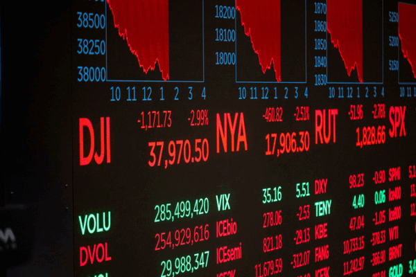 U.S. Officials’ Stock Sales Before Tariff Announcement Raise Eyebrows 🕵️♂️📉 U.S. Officials’ Stock Sales Before Tariff Announcement Raise Eyebrows 🕵️♂️📉