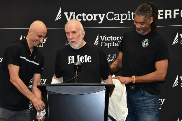 Spurs’ New Era Begins as Popovich Passes Torch to Mitch Johnson 🏀✨ Spurs’ New Era Begins as Popovich Passes Torch to Mitch Johnson 🏀✨