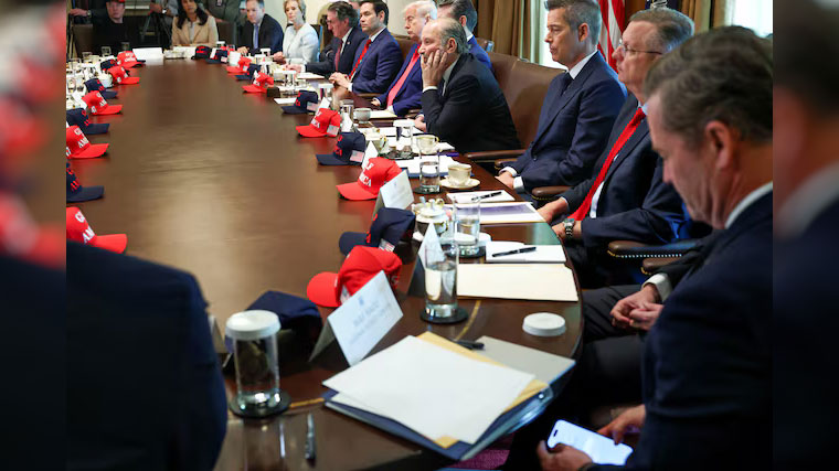 E9X353AXF285L0QJ7MAJ - 🌍NewspaperAmigo – Your Global News Buddy 🗞️ Trump Aide's App Breach Exposes Wider US Gov Data 🌐🔒