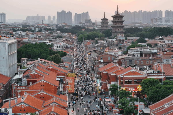 China's May Day Holiday Sparks Travel Boom 🚄✨