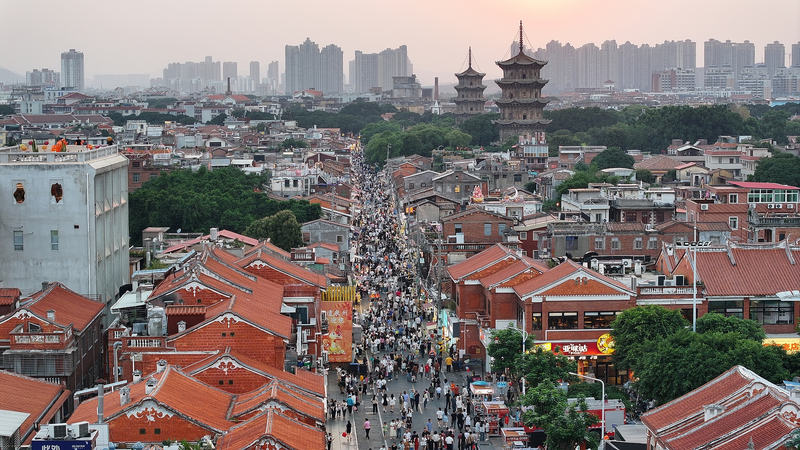 China's May Day Holiday Sparks Travel Boom 🚄✨