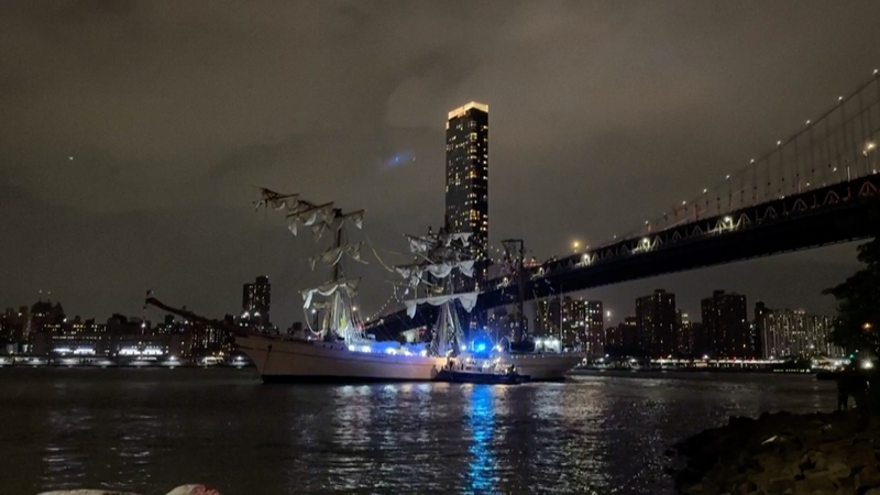 Mexican Navy Ship Collides with Brooklyn Bridge 🚢🌉 Mexican Navy Ship Collides with Brooklyn Bridge 🚢🌉 video poster
