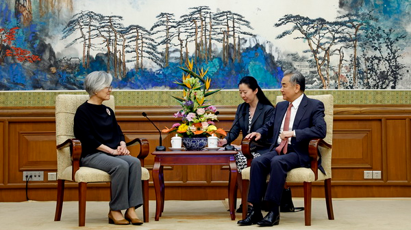 F92JDSEKZMZV3IUZQHZ2 - 🌍NewspaperAmigo – Your Global News Buddy 🗞️ Wang Yi Calls for U.S.-China Team-Up in Asia Pacific 🌏🤝