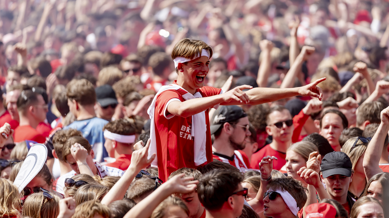 PSV Eindhoven Clinches 26th Eredivisie Title in Dramatic Season Finale 🏆⚽ PSV Eindhoven Clinches 26th Eredivisie Title in Dramatic Season Finale 🏆⚽