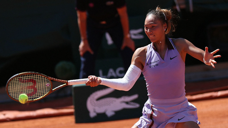 🔥 Zheng Qinwen Sizzles at French Open, Reaches Round of 16! 🌍🎾