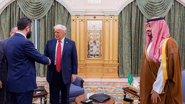 Trump Eyes Syria Ties & Iran Deal in Gulf Diplomacy Push 🌍💼 Trump Eyes Syria Ties & Iran Deal in Gulf Diplomacy Push 🌍💼