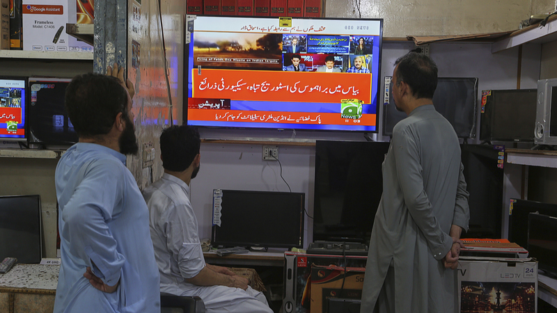 IL75GMRL32QKG5BVKI4B - 🌍NewspaperAmigo – Your Global News Buddy 🗞️ India and Pakistan Agree to Ceasefire: What You Need to Know 🌍✌️