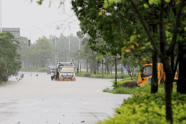 South China Braces for 2025’s Heaviest Rainfall 🌧️⚠️ South China Braces for 2025's Heaviest Rainfall 🌧️⚠️