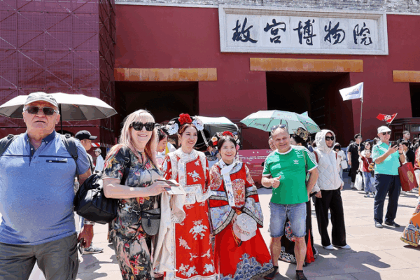 🌍✈️ China’s May Day Travel Boom: Domestic Trips & Global Adventures Soar 📈