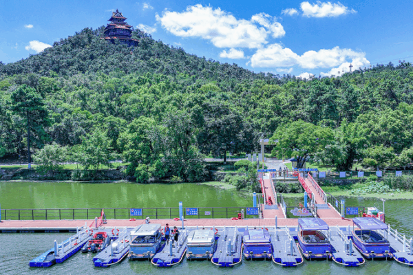 Chinese Tourists Embrace AI Travel Guides 🌍✨🤖 Chinese Tourists Embrace AI Travel Guides 🌍✨🤖
