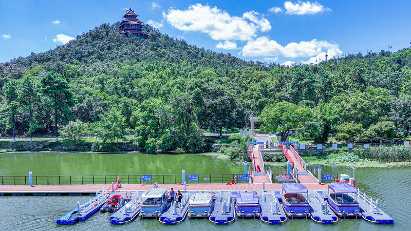 Chinese Tourists Embrace AI Travel Guides 🌍✨🤖