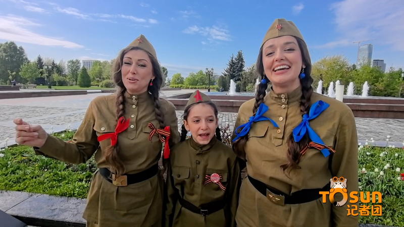 🎶 Generations Unite in Moscow: Russian Family’s Tribute to WWII Hero Goes Viral 🌸✊ 🎶 Generations Unite in Moscow: Russian Family’s Tribute to WWII Hero Goes Viral 🌸✊ video poster