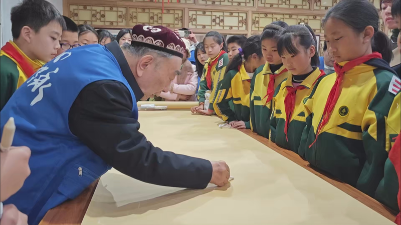 RT6BP31J31NWHRBT8G7X - 🌍NewspaperAmigo – Your Global News Buddy 🗞️ Kids Master Ancient Art Ahead of Children's Day 🎨🏯 video poster