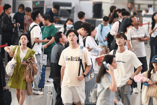 China’s Dragon Boat Festival Sparks Railway Travel Boom 🚄🐉 China's Dragon Boat Festival Sparks Railway Travel Boom 🚄🐉