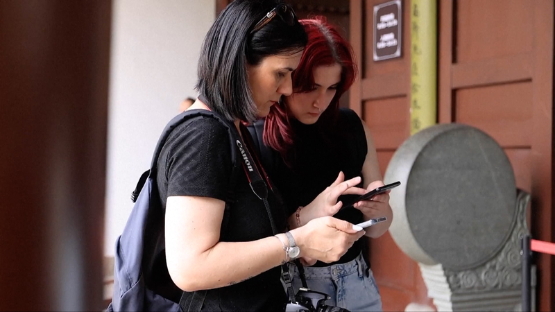 TQ4P6MAT2HG4ARS3HSQ5 - 🌍NewspaperAmigo – Your Global News Buddy 🗞️ China Eases Mobile Payments for Global Travelers 🌍📱 video poster