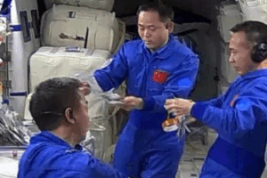 Chinese Scientists Discover New Space Microbe 🚀🔬