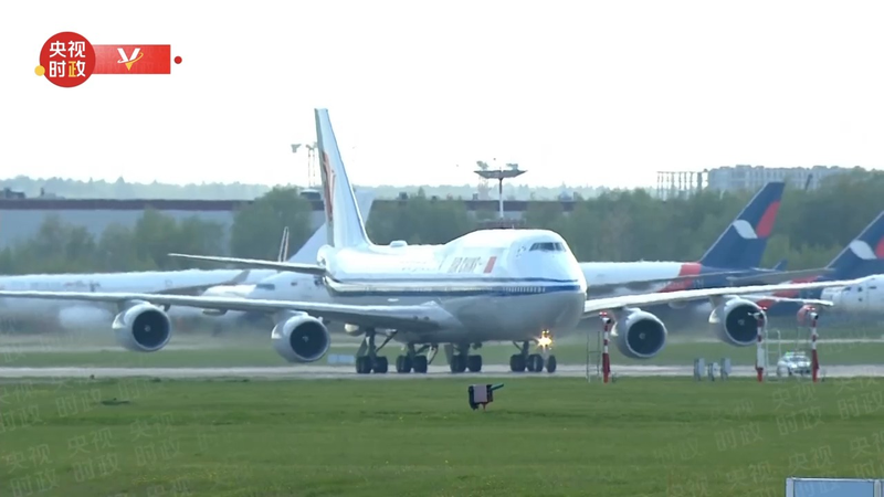YURQVXTYCFBXBBUQEY8W - 🌍NewspaperAmigo – Your Global News Buddy 🗞️ Xi Jinping Lands in Moscow for Major Russia Visit 🌍✈️ video poster