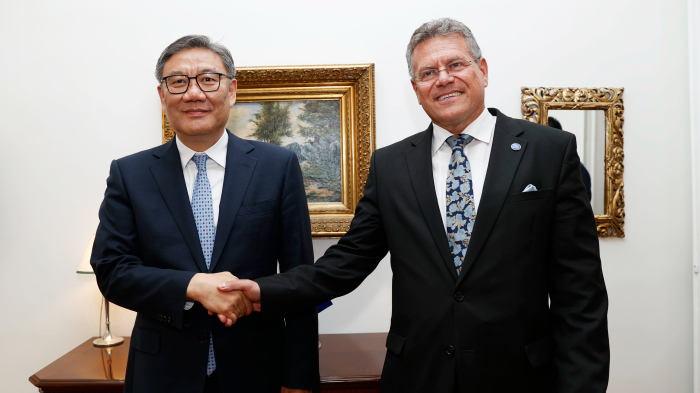 09I0KI7CPLJDOWGBBDJ4 - 🌍NewspaperAmigo – Your Global News Buddy 🗞️ China & EU Boost Trade Ties 🌍💼