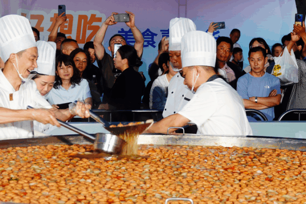 Giant Hot Pot Steals Spotlight at Hubei Food Festival 🍲🎉 Giant Hot Pot Steals Spotlight at Hubei Food Festival 🍲🎉