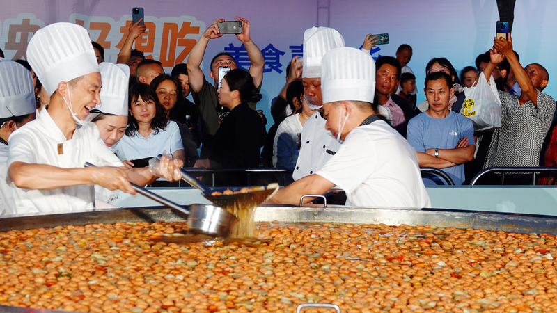 Giant Hot Pot Steals Spotlight at Hubei Food Festival 🍲🎉