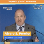 6QVGLQ2QXWNZLYRMJS0Y - 🌍NewspaperAmigo – Your Global News Buddy 🗞️ US Tariff Surge Sparks Global Economic Jitters 🌍📉 video poster