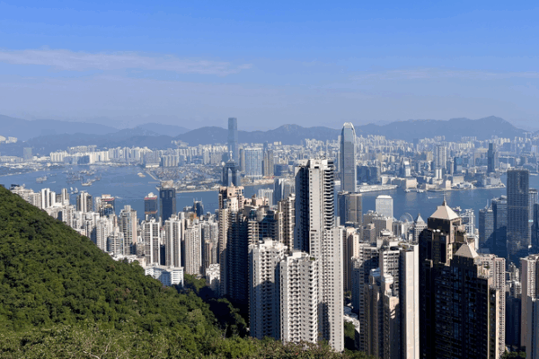 🚡 Hong Kong's Peak Tram: Where City Buzz Meets Mountain Zen 🌆