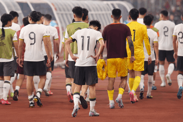 China’s World Cup Dreams Shattered After Defeat to Indonesia 🇨🇳⚽💔 China's World Cup Dreams Shattered After Defeat to Indonesia 🇨🇳⚽💔