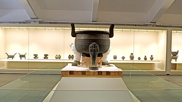 Ancient King’s Tomb Unearthed in China Rewrites History 📜⚱️ Ancient King’s Tomb Unearthed in China Rewrites History 📜⚱️