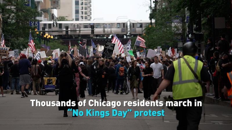 ADNMKR15KLLAJT3CW33D - 🌍NewspaperAmigo – Your Global News Buddy 🗞️ Chicago Streets Alive as Thousands Join 'No Kings Day' Protests 🗽✊ video poster