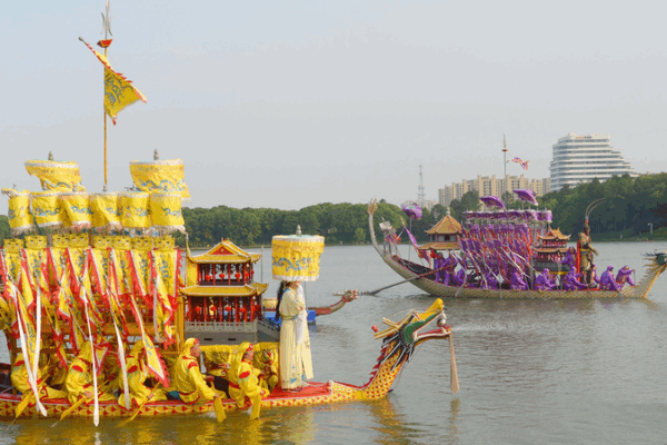 Shanghai’s Dragon Boat Spectacle Wows Crowds 🐉🚣♂️ Shanghai's Dragon Boat Spectacle Wows Crowds 🐉🚣♂️