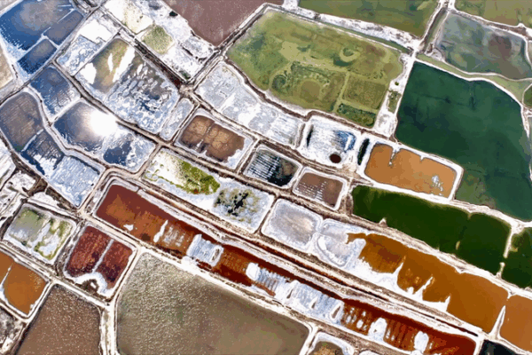 Yuncheng Salt Lake Shimmers Like a Metallic Palette 🌈✨ Yuncheng Salt Lake Shimmers Like a Metallic Palette 🌈✨ video poster
