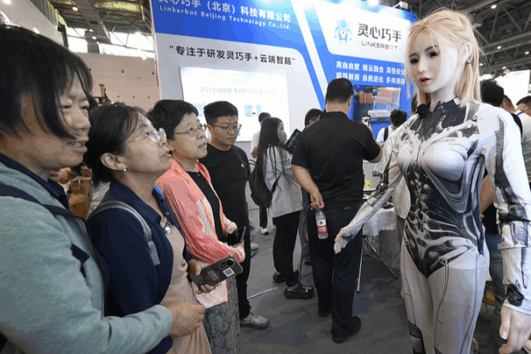 🤖 Tesla Bot Steals the Show at Hangzhou’s Robot Expo 2025 🌟 🤖 Tesla Bot Steals the Show at Hangzhou’s Robot Expo 2025 🌟