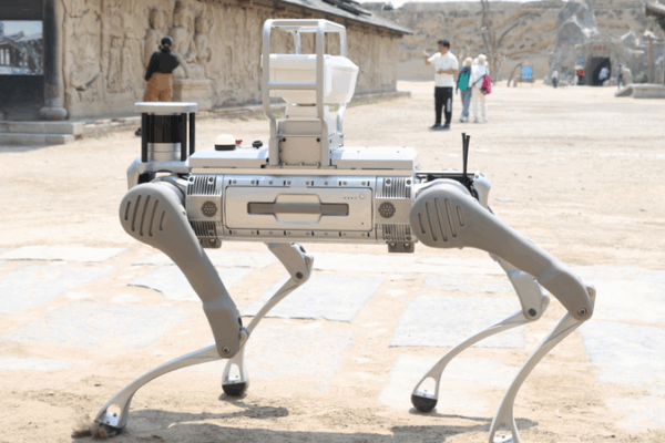 🤖 AI-Powered Robot Dog Joins Film Studio Security in Ningxia 🎥 🤖 AI-Powered Robot Dog Joins Film Studio Security in Ningxia 🎥