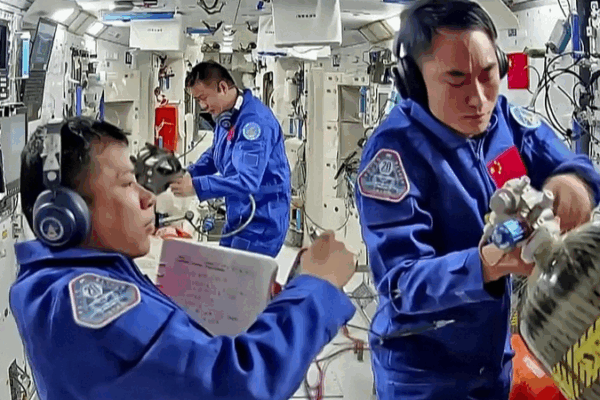 Hungarian Teens Chat with Chinese Astronauts in Space 🌌👩🚀 Hungarian Teens Chat with Chinese Astronauts in Space 🌌👩🚀