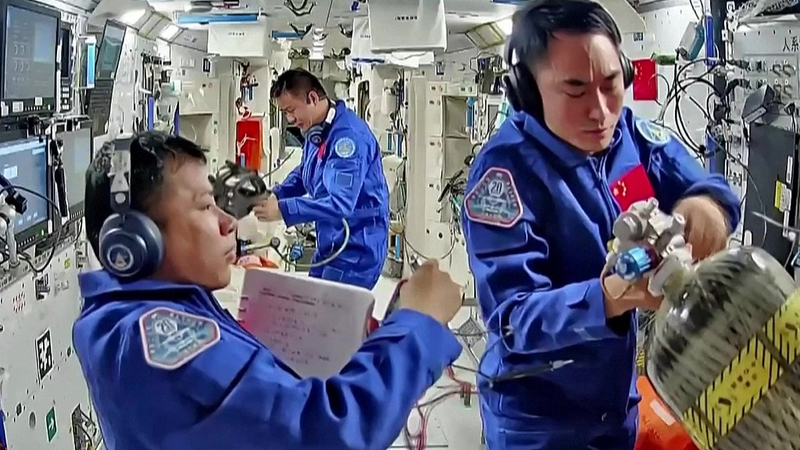 IA7GC2QEJOD4R9VIY2P6 - 🌍NewspaperAmigo – Your Global News Buddy 🗞️ Hungarian Teens Chat with Chinese Astronauts in Space 🌌👩🚀