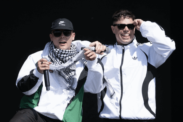 Kneecap Sparks Glastonbury Controversy with Political Anthems 🎤🔥 Kneecap Sparks Glastonbury Controversy with Political Anthems 🎤🔥