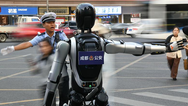 🤖 Chengdu Debuts AI Traffic Robot to Boost Road Safety 🌟