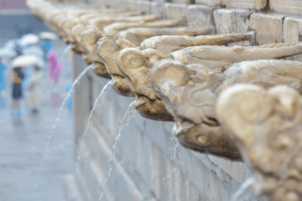Stone Dragons Come Alive at Forbidden City During Beijing Downpour ππ§οΈ Stone Dragons Come Alive at Forbidden City During Beijing Downpour ππ§οΈ